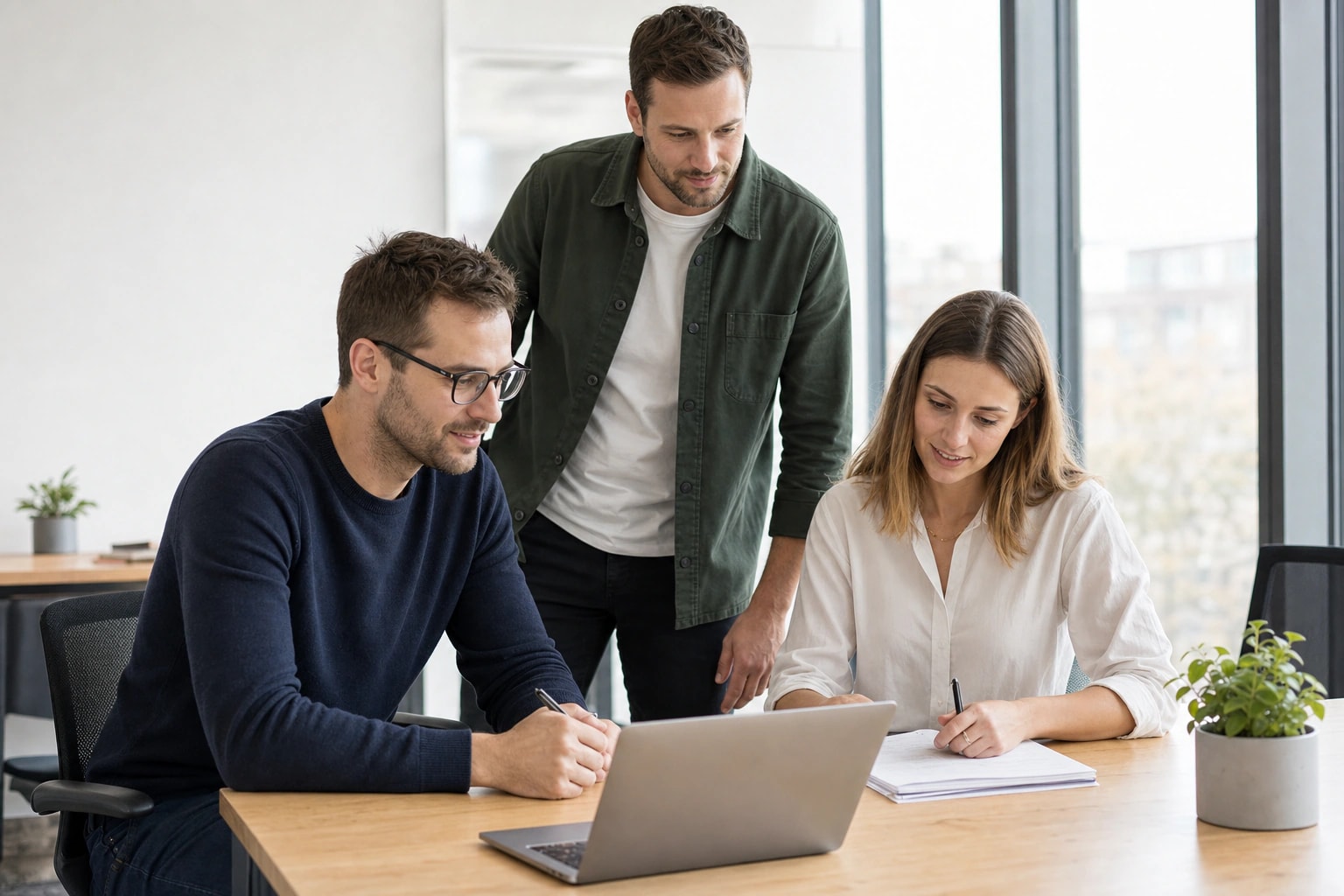 Equipo de una empresa revisando su operación en una computadora